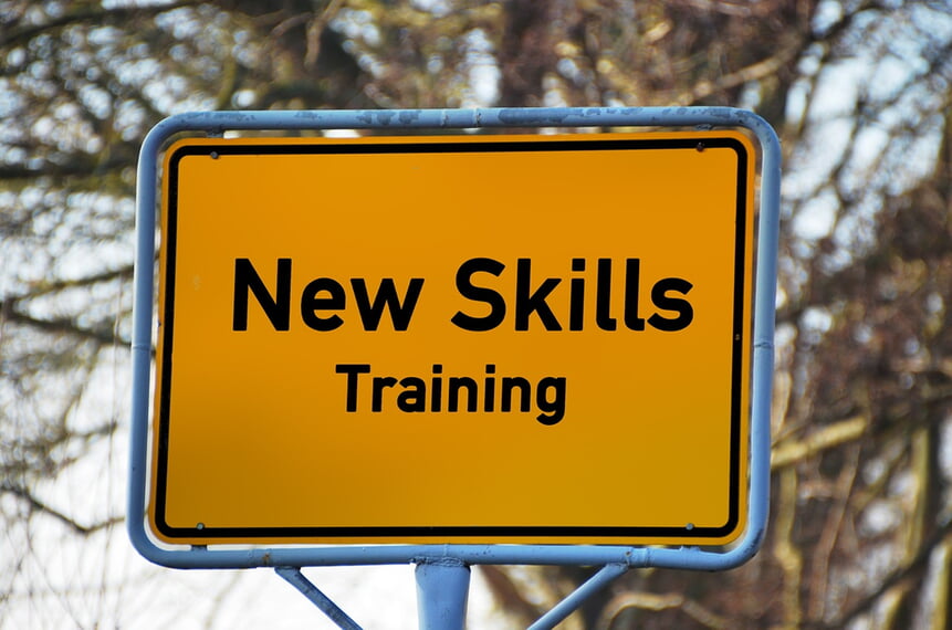 Ortsschild mit Beschriftung "New Skills - Training"