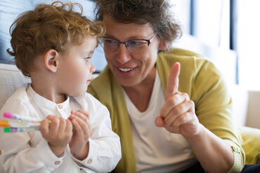 Frau und Baby machen ein Fingerspiel