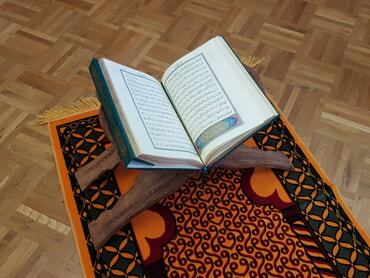 Koran/Ständer/Gebetsteppich