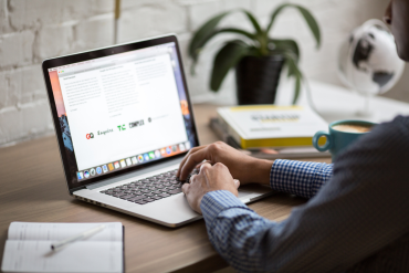 aufgeklappter Laptop, an dem gearbeitet wird